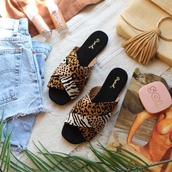 🚨//The Cape Cod// Animal print Criss Cross Slides - Picture 5 of 7